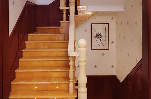 赣榆中式别墅室内汉白玉石楼梯的定制安装装饰效果